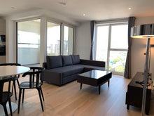 Load image into Gallery viewer, Penthhouse Top Floor 2 Beds Elephant Park (North East Facing)
